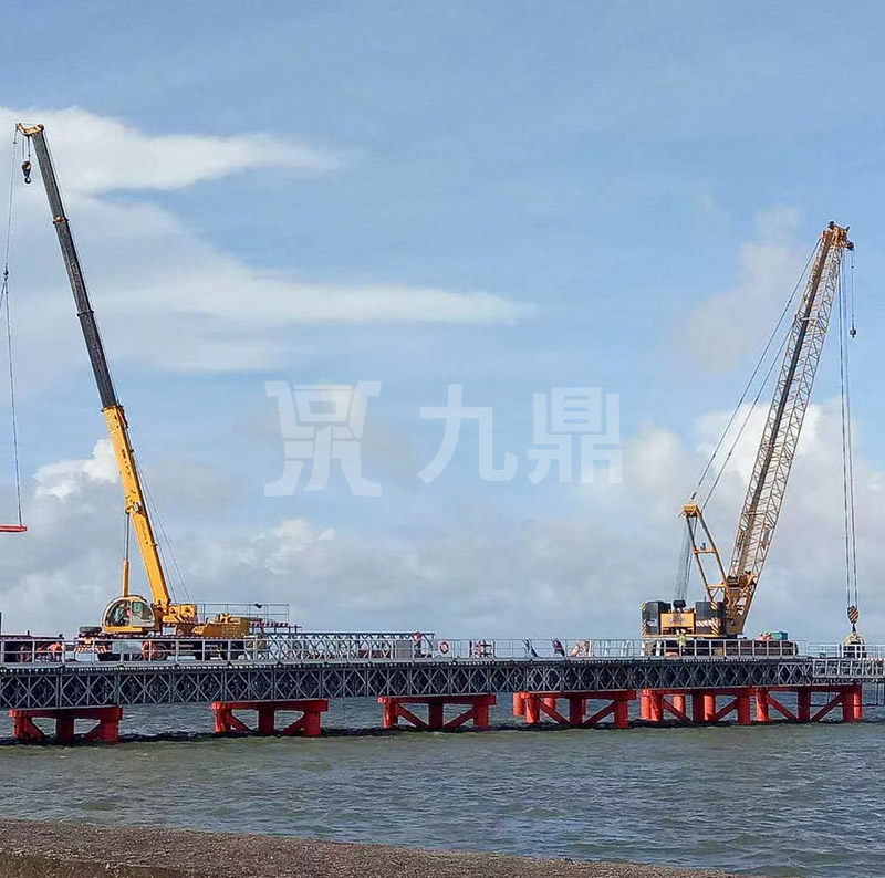 贝雷片不仅有结构简单的优点，而且它适应性很强